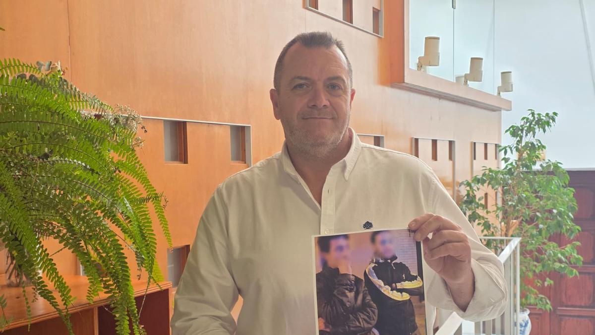 El edil de Seguridad Ciudadana, Juan Miguel Bayonas, muestra una imagen de los detenidos.