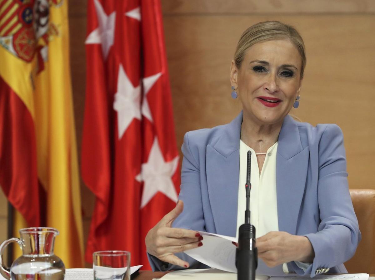 MADRID 10 10 2017 - La presidenta de la Comunidad de Madrid  Cristina Cifuentes  ha hecho hoy un llamamiento a  la cordura politica  y al cumplimiento de la Constitucion y el Estatuto de Cataluna como  marco de dialogo  para normalizar el funcionamiento de las instituciones  Tras la reunion semanal del Consejo de Gobierno  Cifuentes ha leido una declaracion institucional ante la  situacion politica que vive Espana  en una fecha en la que  se preve  que el presidente de la Generalitat catalana  Carles Puigdemont  realice una declaracion  de consecuencias imprevisibles   EFE Ballesteros