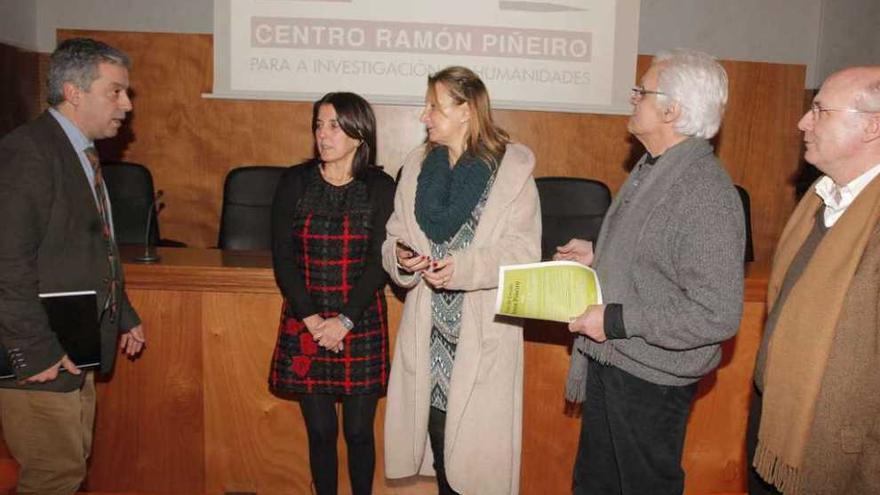 O secretario xeral de Política Lingüística, Valentín García, con Olivia Rodríguez (membro do xurado), Amalia Baltar (de Gas Natural Fenosa), Victor Freixanes (Galaxia) y Carlos Lema (do xurado). // X. Álvarez