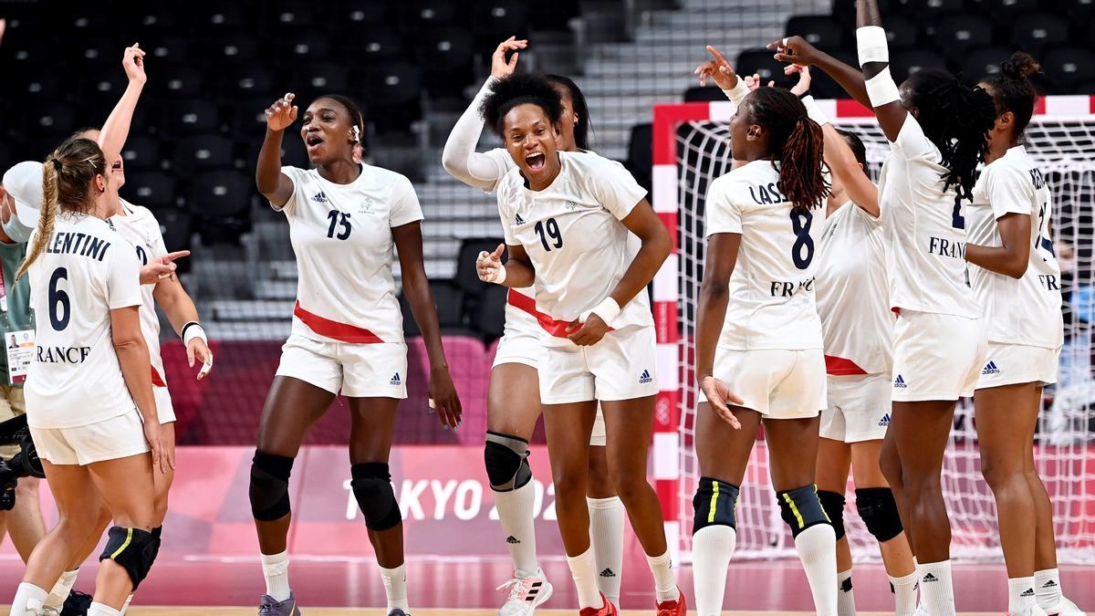 Las jugadoras de Francia celebran el oro en balonmano tras ganar a Rusia.