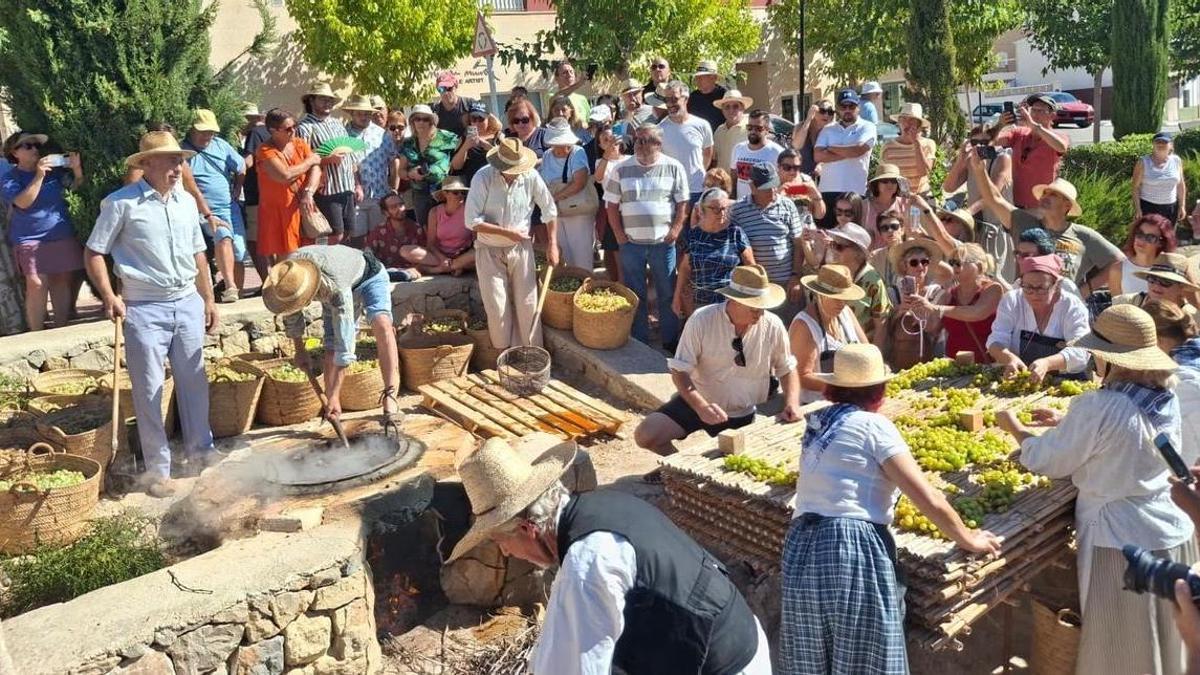 La tradición en plena ebullición: los racimos se sumergen en el agua hirviendo y luego se extienden sobre el cañizo