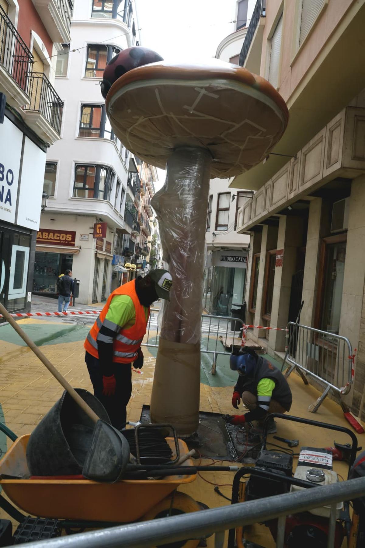 Las primeras setas restauradas ya llegan a la calle San Francisco de Alicante.