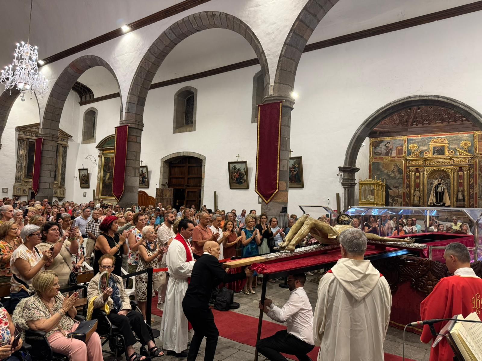 El Santo Cristo de Telde regresa a lo más alto del altar