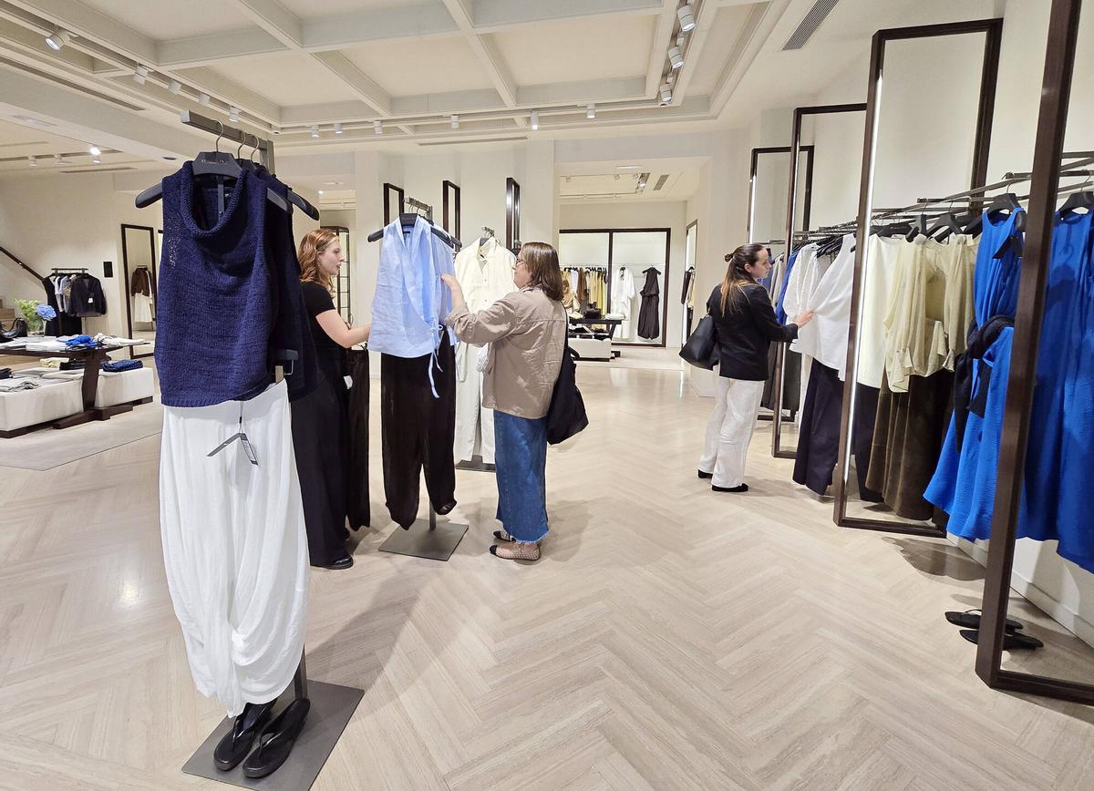 Prendas de colores neutros y sin estampados en diversas tiendas de ropa en Vigo.