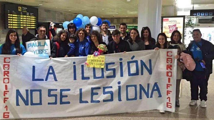 Paula Mayobre, tercera por la izquierda, posa con sus familiares y amigos en el aeropuerto de A Coruña.
