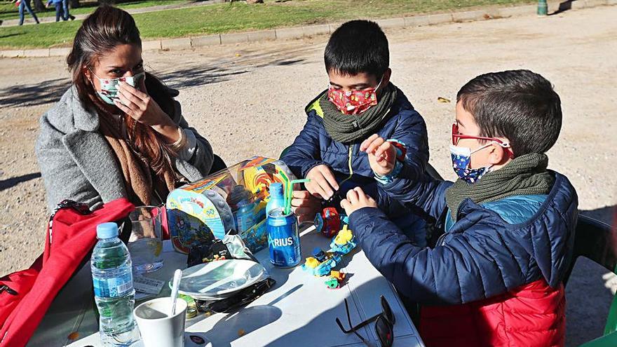 Encuentros 
familiares y mucho reparto de regalos 
al aire libre 