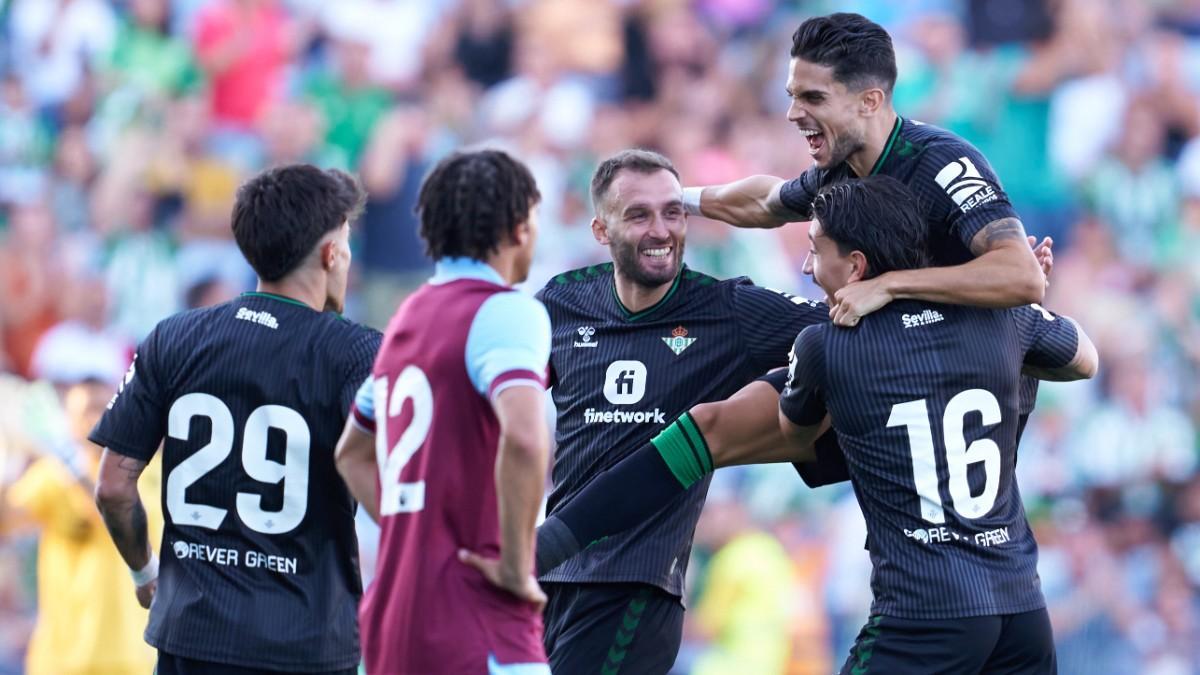 Marc Bartra se estrena con el gol en el Betis por todo lo alto: Golazo, ni más ni menos que... ¡desde el medio del campo!