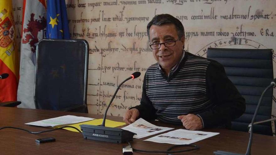 Antonio Vega, explicando el proyecto en el Ayuntamiento de la Plaza Mayor.