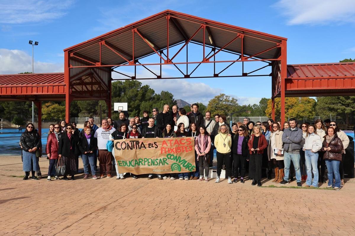 Parte de la comunidad educativa en la protesta.