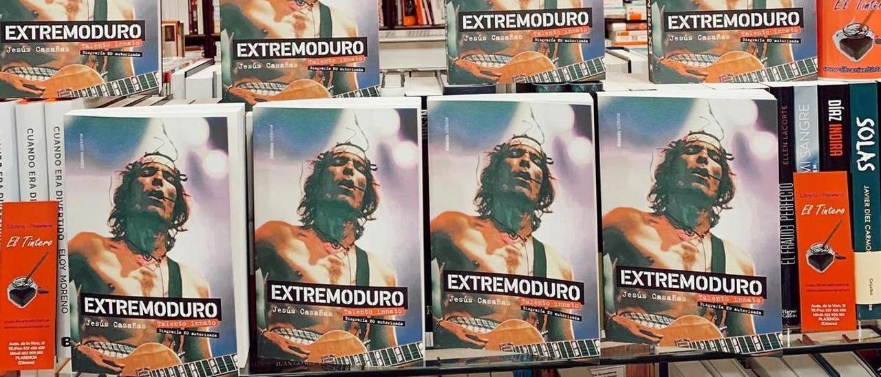 Ejemplares del libro de Extremoduro que se presentará en Plasencia.