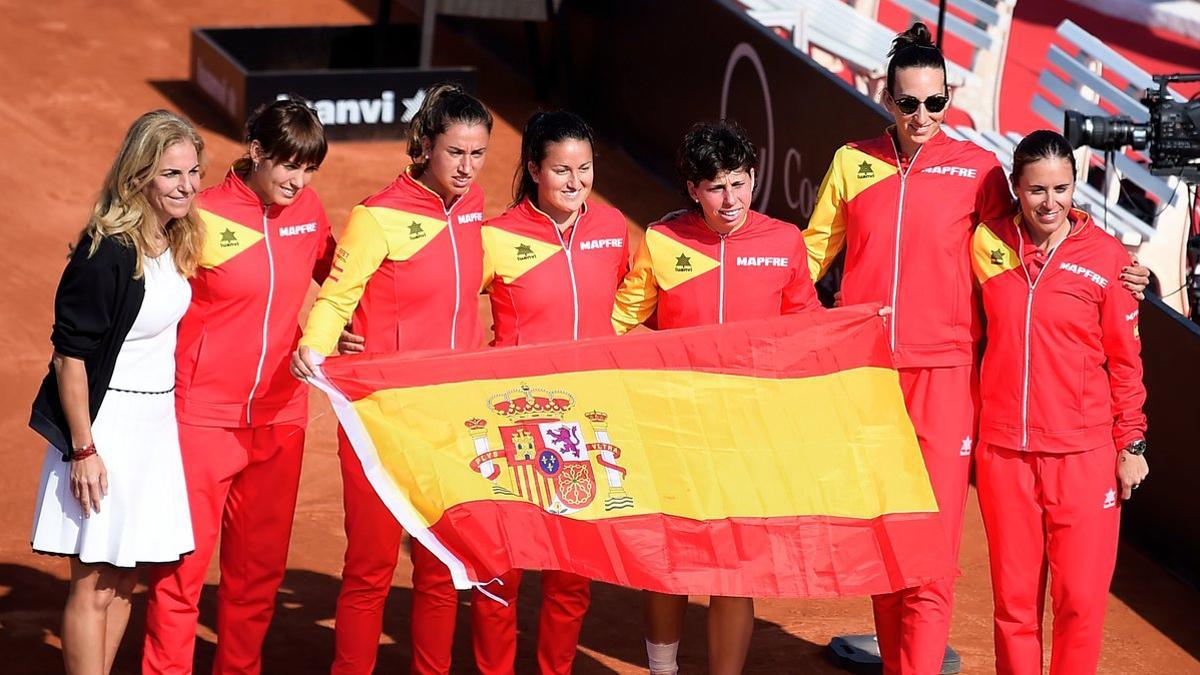 El equipo de la Copa Federación tras clasificarse para la final posa con Arantxa Sánchez Vicario, en Cartagena.