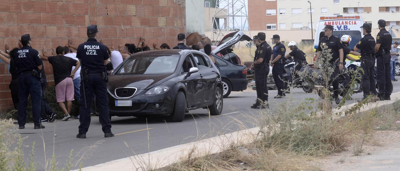 Policías nacionales y locales durante una redada en el Perpetuo Socorro, en imagen de archivo.