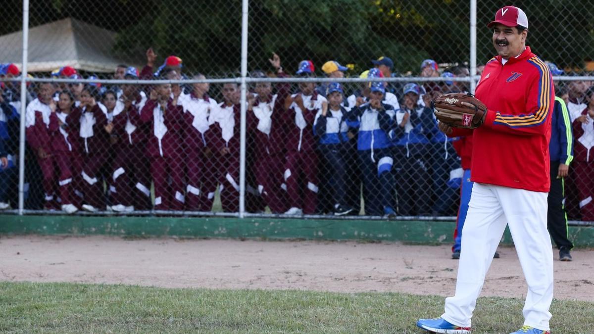 El presidente de Venezuela, Nicolás Maduro, jugando a beisbol en Caracas.