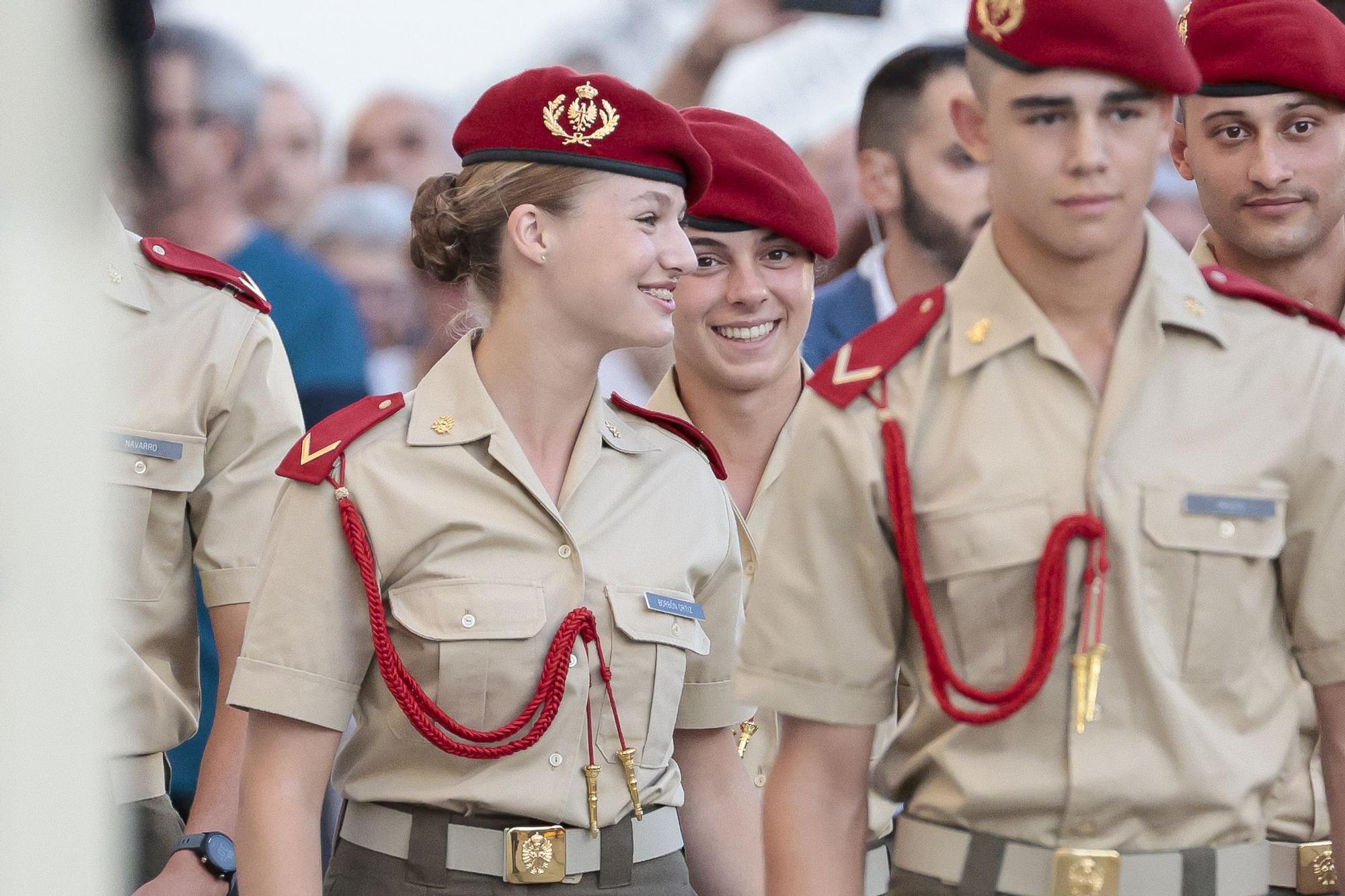 Leonor, muy sonriente junto a sus compañeros de la Academia Militar de Zaragoza