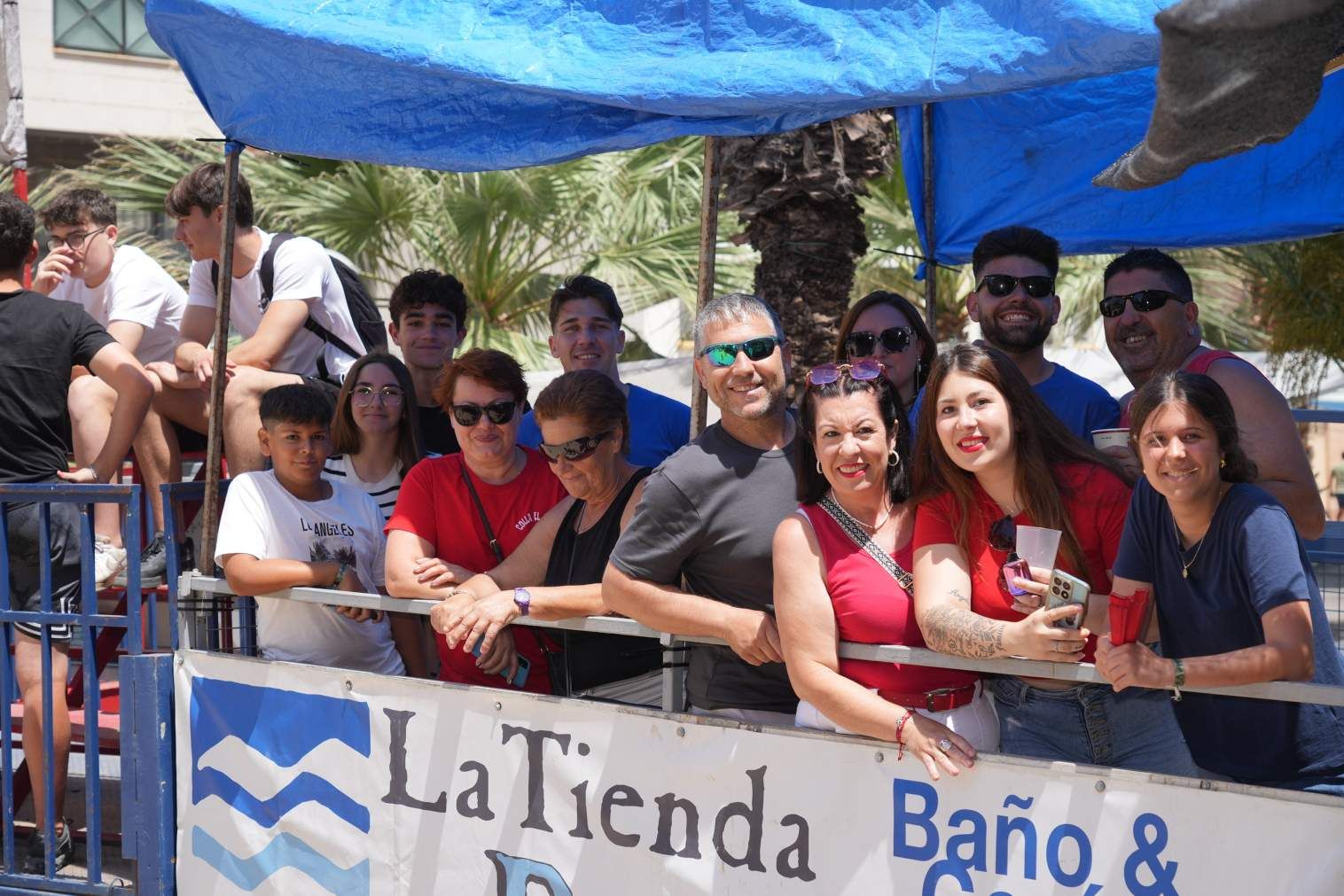 El Grau da inicio a las fiestas de Sant Pere con pólvora, bous y música