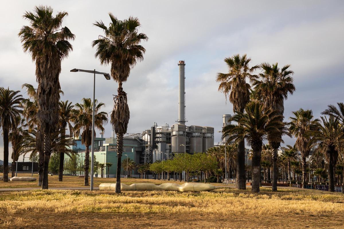 La incineradora de Tersa, visto desde el parque del Fòrum, en Sant Adrià de Besòs.