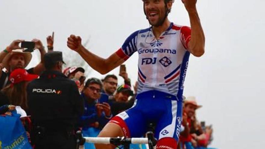 Thibaut Pinot celebra la victòria als llacs de Covadonga