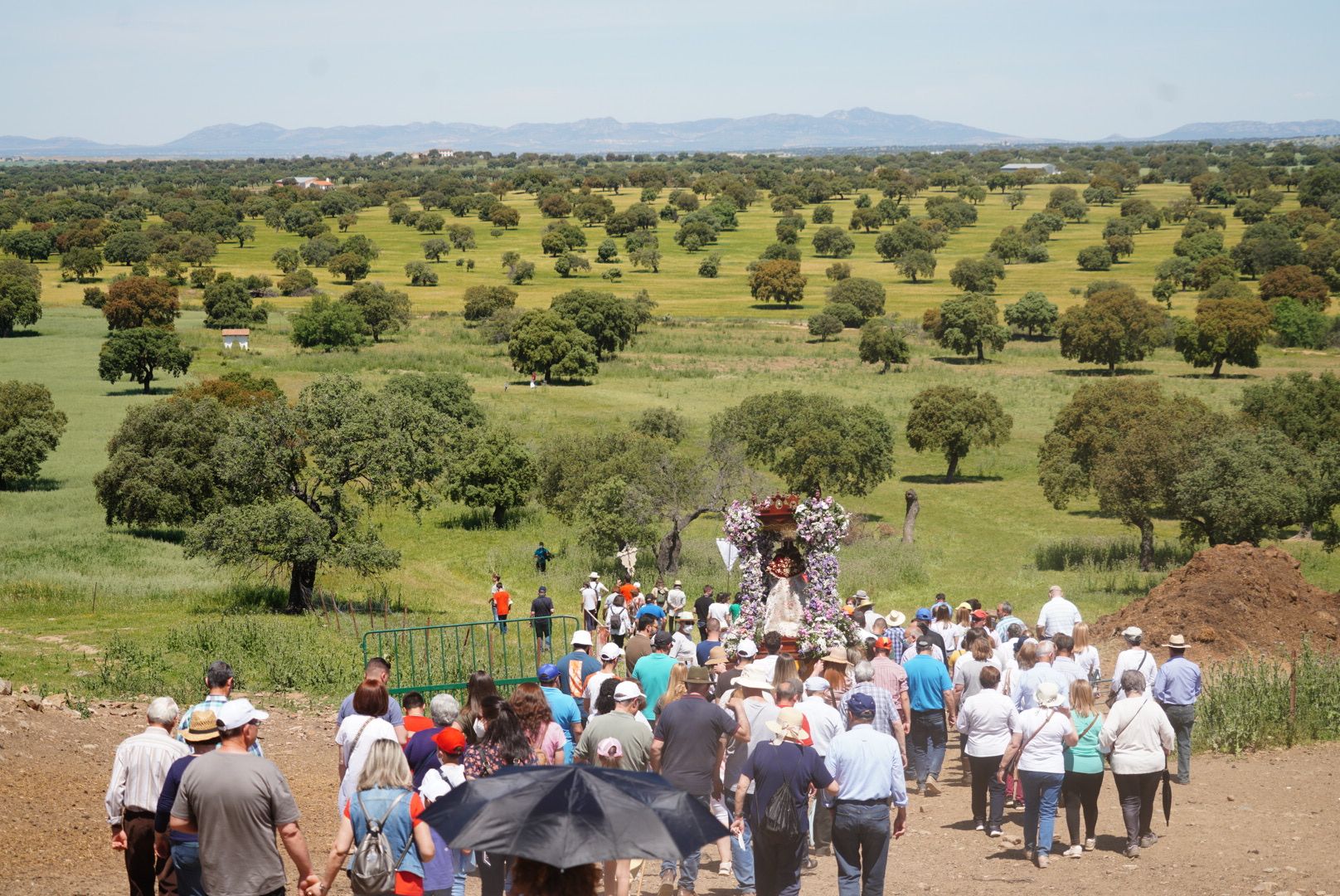 La Virgen de la Antigua regresa a Hinojosa del Duque rodeada de romeros