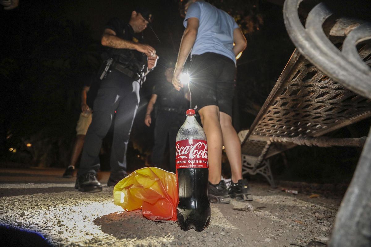 Control de un botellón en las pasadas fiestas de Elche