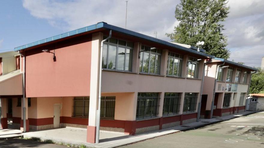 El colegio Pablo Iglesias de Soto de Ribera. | Irma Collín