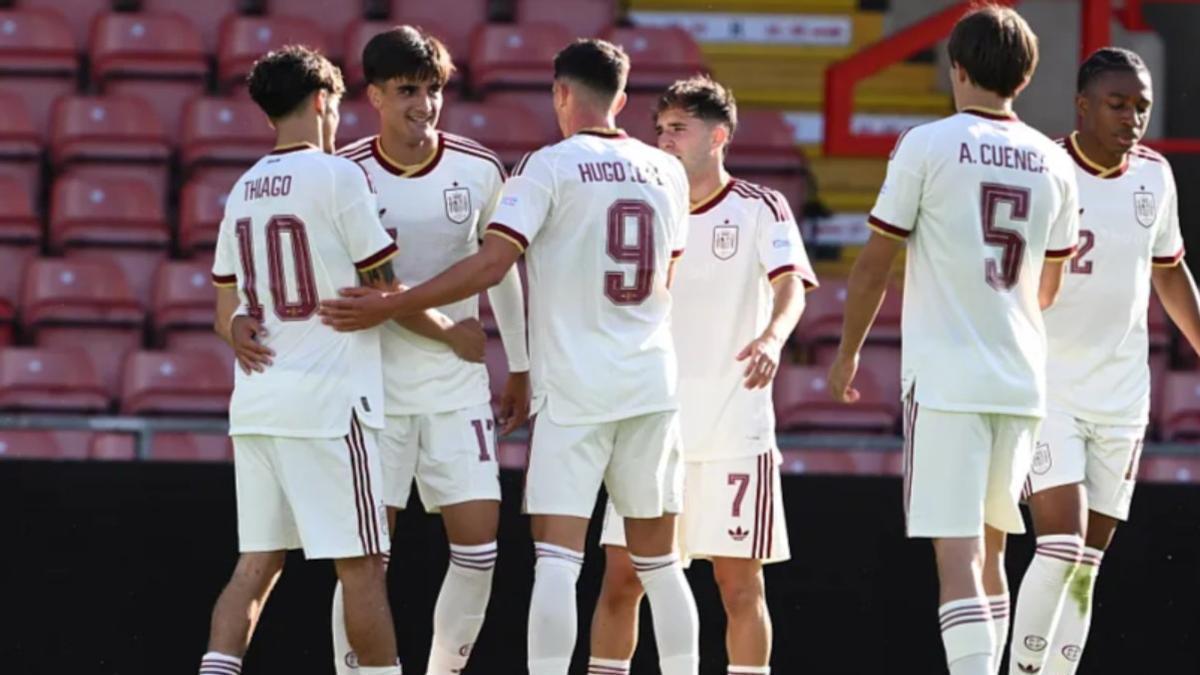 España celebra uno de los goles a Gales, con Sangare a la derecha de la imagen