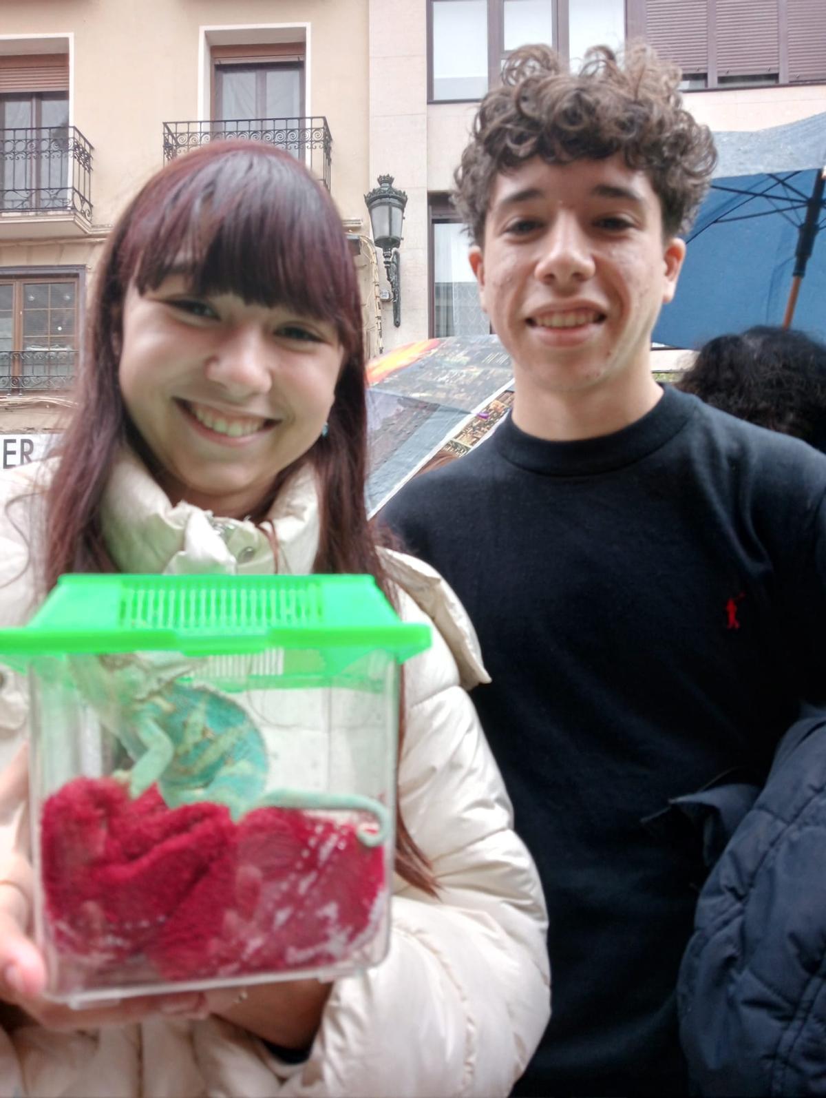 Azahara y Javier posan con su mascota Pascal.