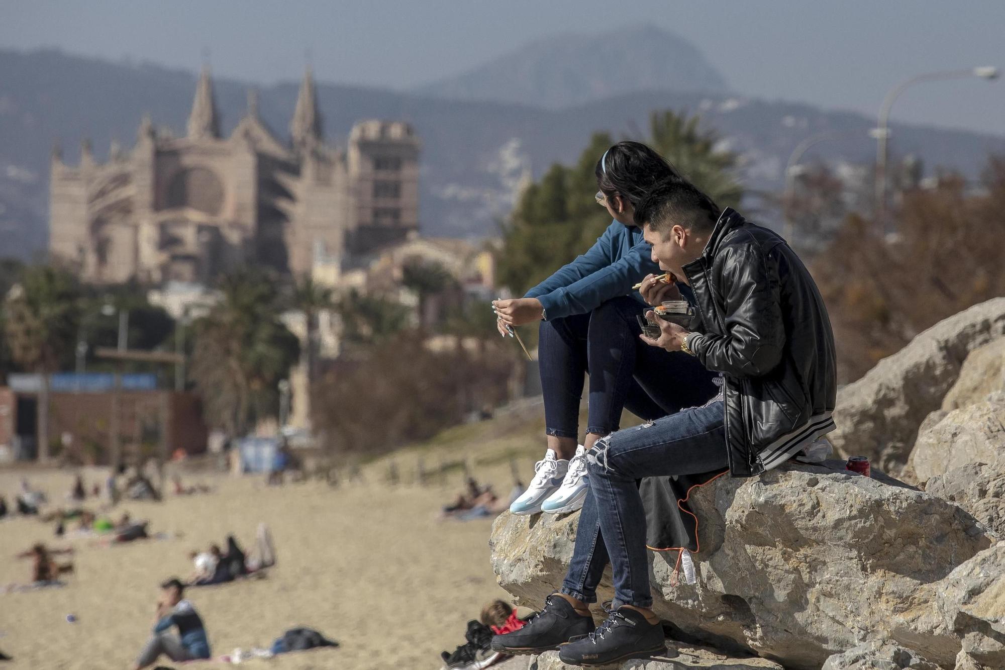 Los palmesanos aprovechan el buen tiempo para disfrutar de la playa