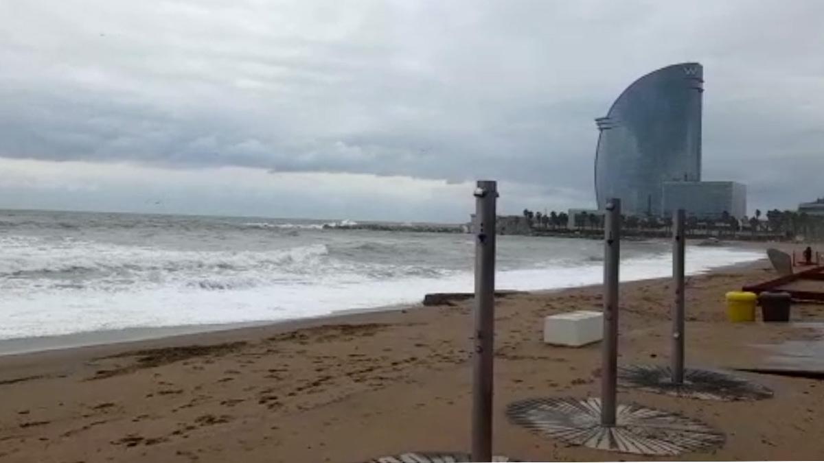 Fuerte oleaje en la playa de Barcelona este martes, 7 de febrero.