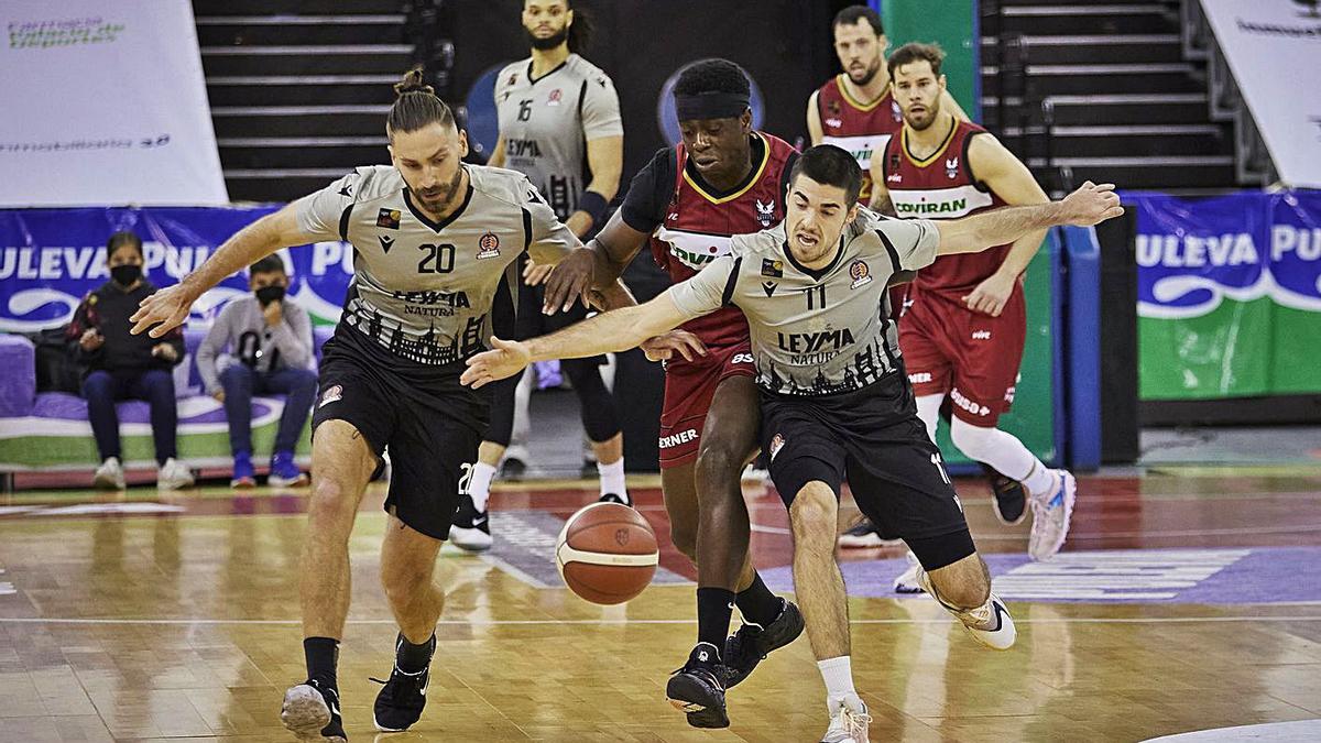 Matiulionis y Gaizka Maiza pelean por una pelota dividida. |  // LOC