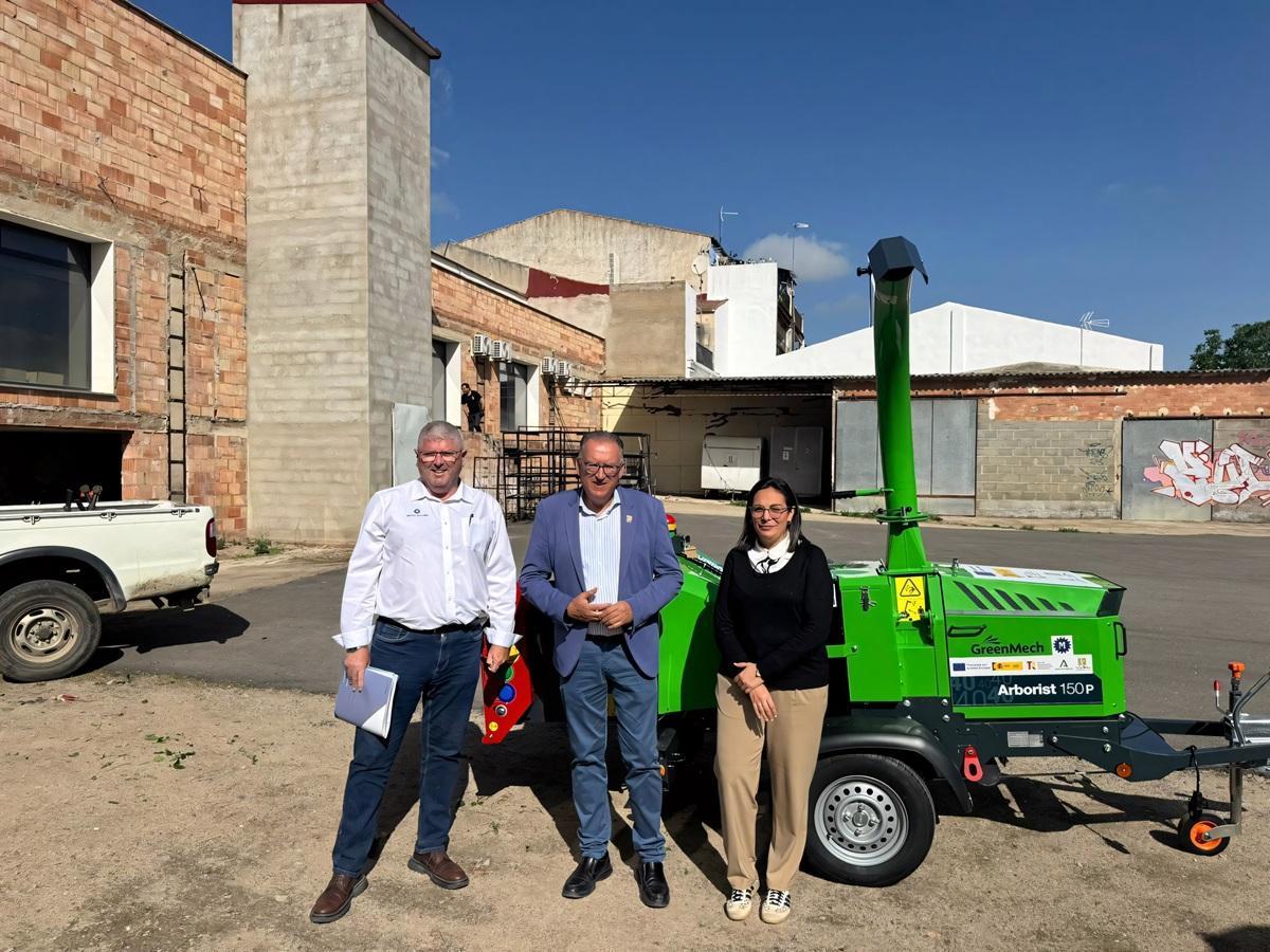 El alcalde de El Viso, Juan Díaz, y miembros de su equipo, junto a la nueva máquina.