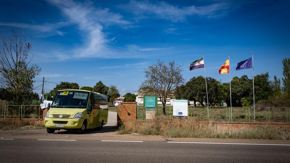 Un autobús escolar sale del actual colegio Los Ángeles, en la carretera de Cáceres.