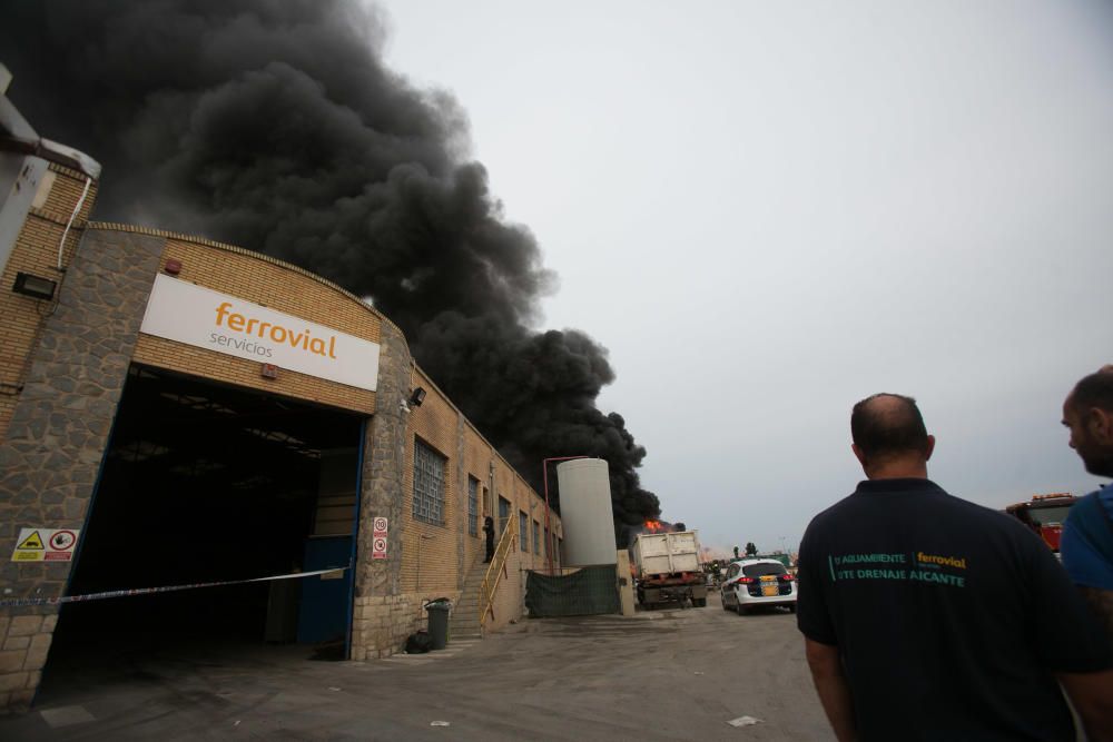 Más de una veintena de bomberos trabajaban anoche para sofocar el complicado incendio.