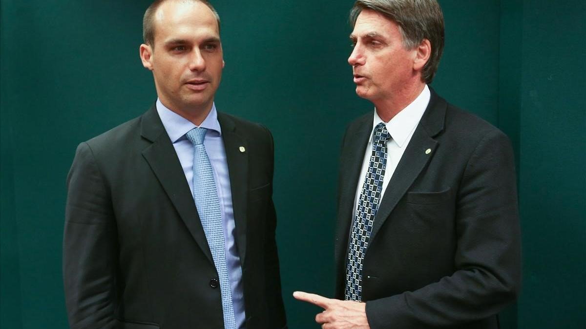 El presidente de Brasil, Jair Bolsonaro, y su hijo Eduardo.