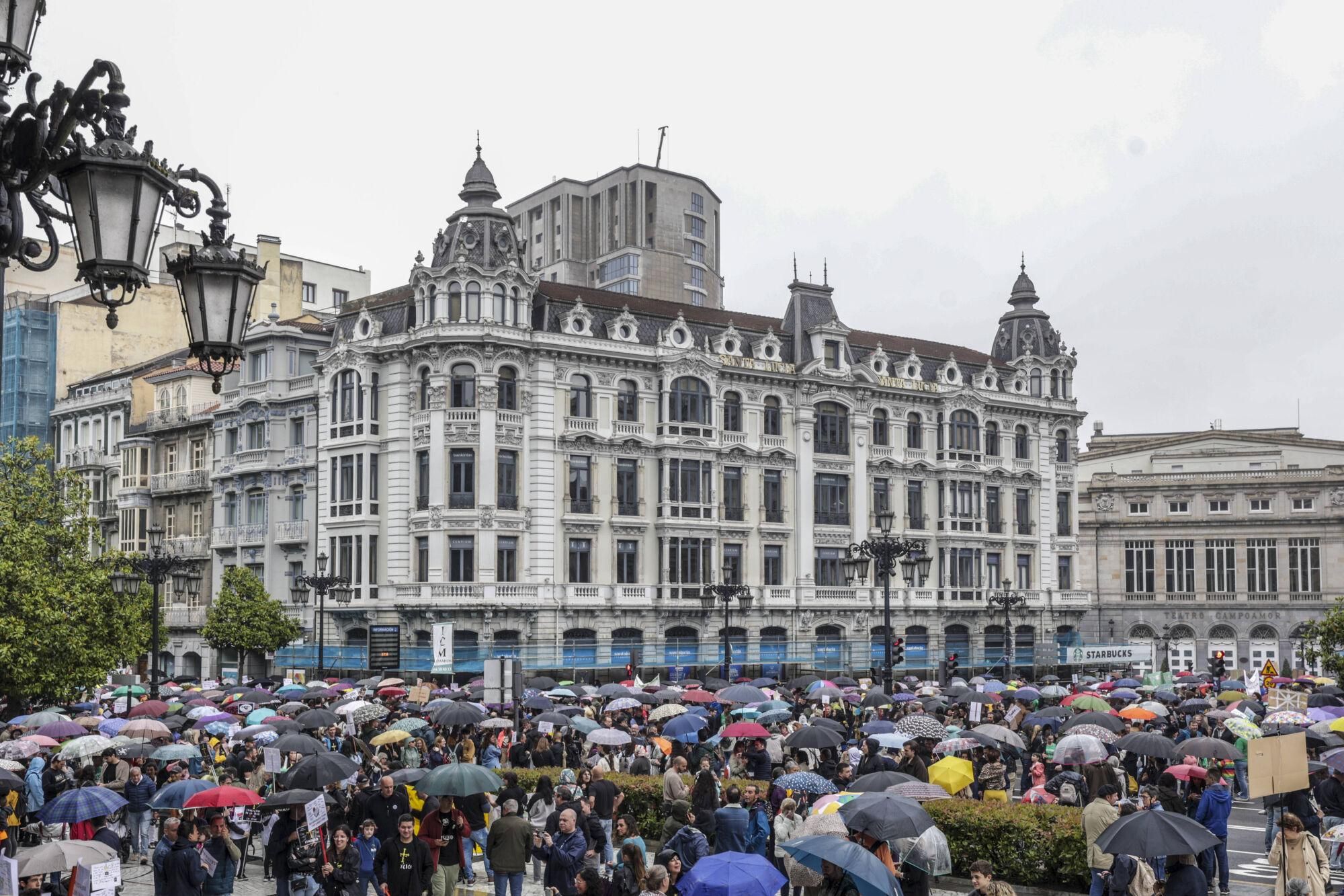 EN IMÁGENES: Así fue la gran manifestación de profesores por la enseñanza pública asturiana