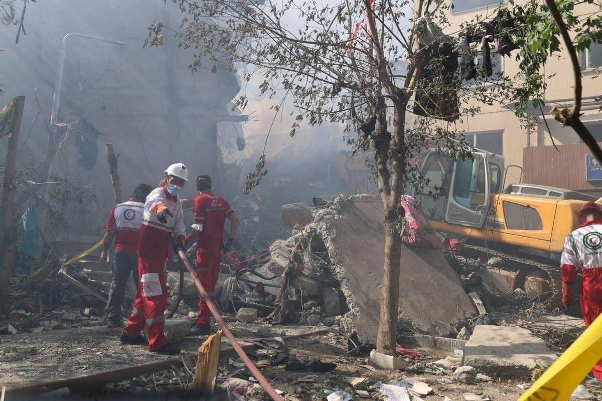 Equipos de emergencias junto a un edificio dañado por los bombardeos de Israel en Teherán.