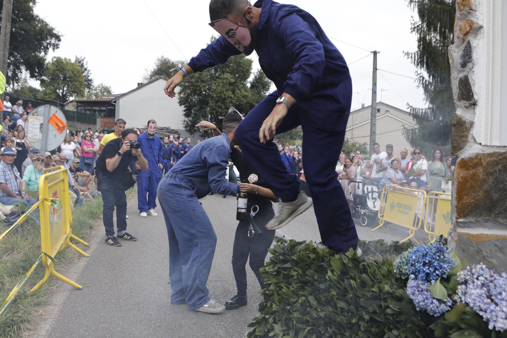 En imágenes: Las carrozas de Valdesoto vuelven con muchas risas