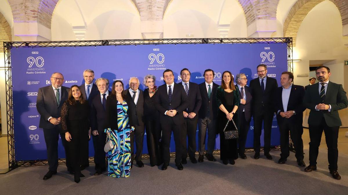 Foto de familia de autoridades y profesionales de Radio Córdoba.