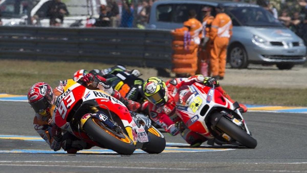 Márquez tuvo que pelear con Iannone y Smith (en la foto) para acabar cuarto en Le Mans.