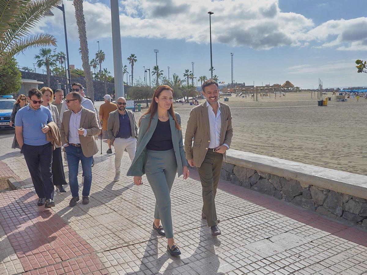 Lope Afonso, consejero de Turismo, y Fátima Lemes, alcaldesa de Arona, durante una visita a la playa de Las Vistas