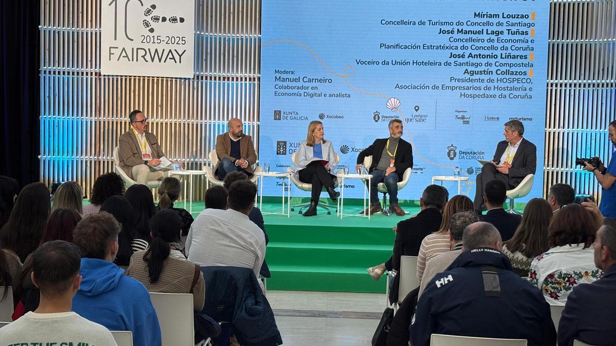 Louzao y Liñares (centro), en la mesa de debate sobre la tasa turística en el foro Fairway, este martes en Santiago