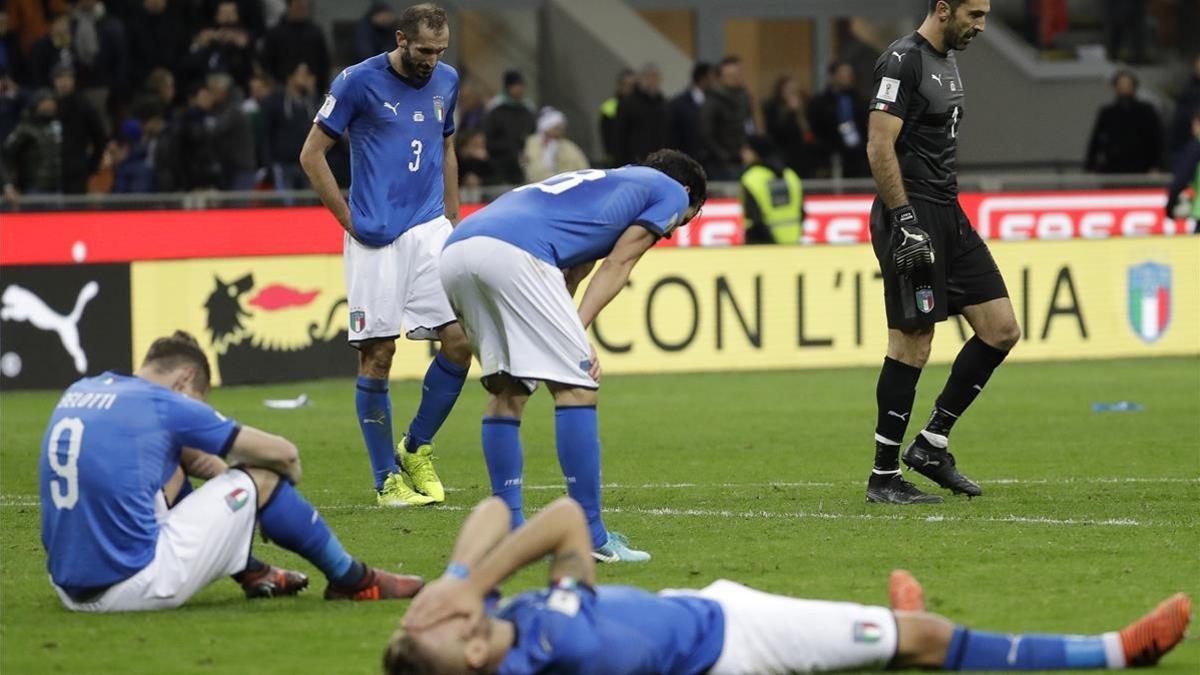 Los jugadores italianos, abatidos tras caer eliminados.
