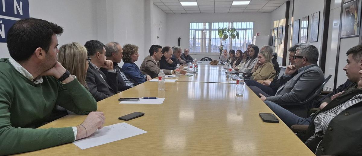 López se reunió en Lalín con alcaldes y portavoces del partido en los ocho municipios de las comarcas. |