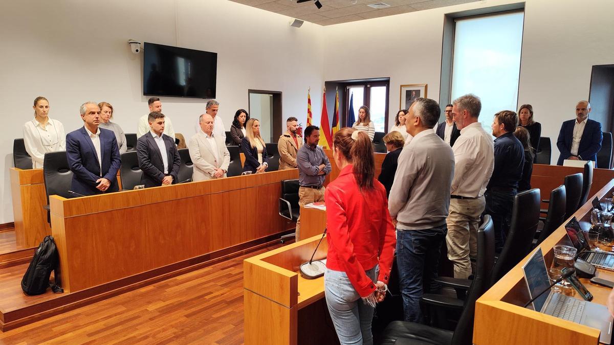 Los concejales guardaron un minuto de silencio en memoria del joven deportista fallecido.