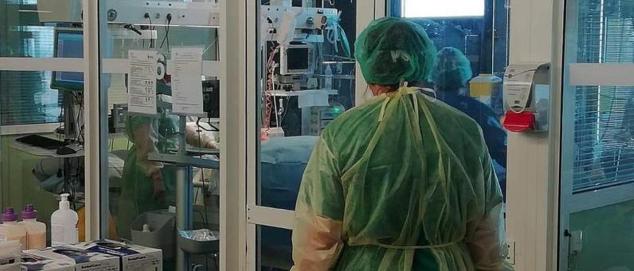 Sanitarios asisten a un paciente con coronavirus en la Unidad de Medicina Intensiva del Hospital Universitario Insular de Gran Canaria. | CEDIDA POR EL HOSPITAL INSULAR