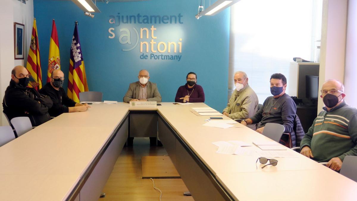 Reunión del equipo de gobierno con los taxistas. Ayuntamiento de Sant Antoni