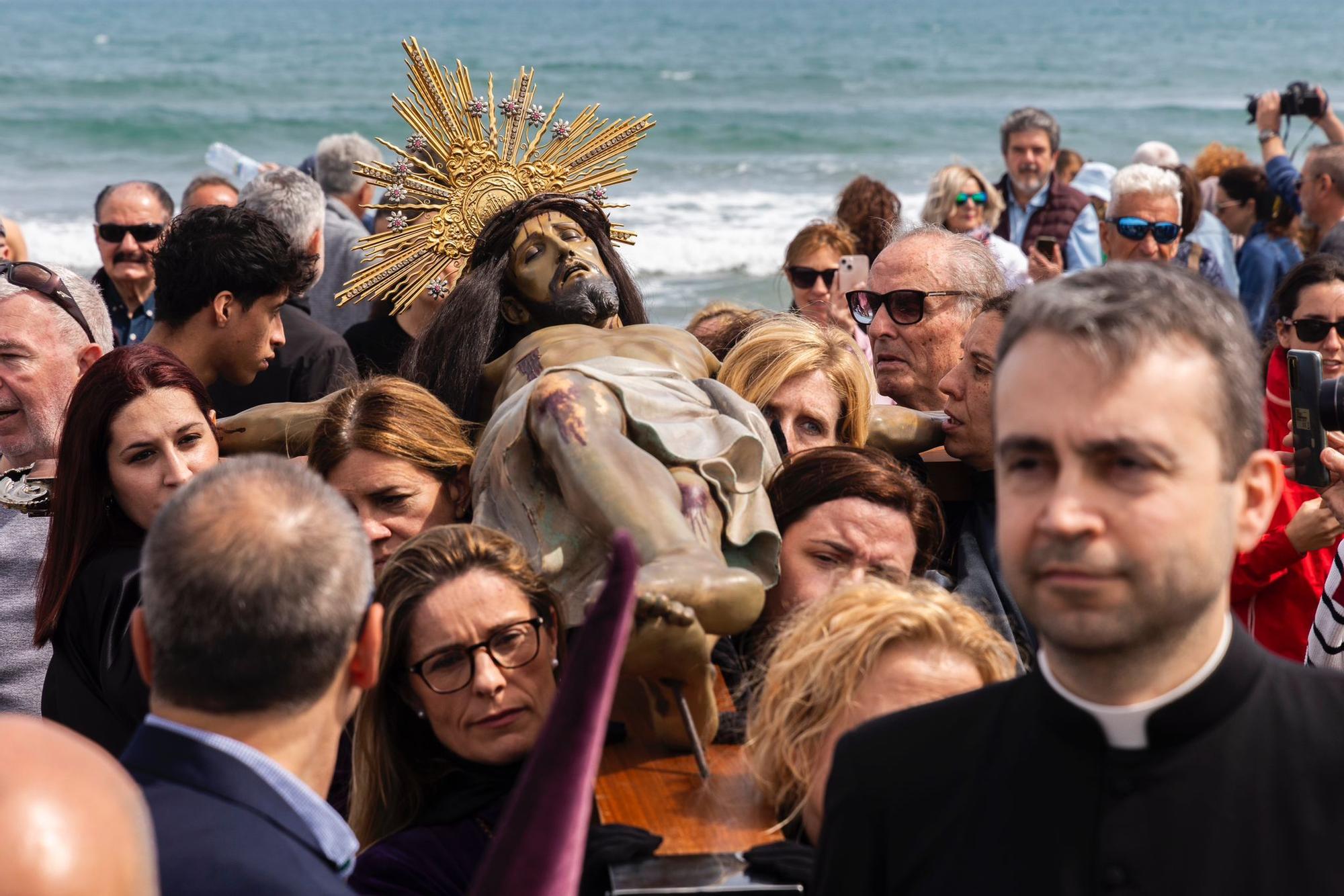 El Viernes Santo del Marítim amanece con el encuentro de los Cristos