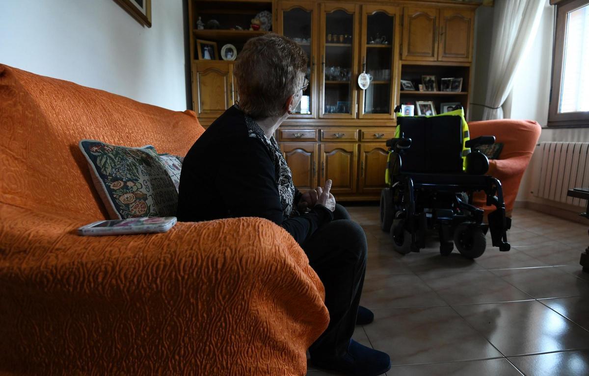 Una usuaria de teleasistencia, con el dispositivo que usa también para salir de casa.