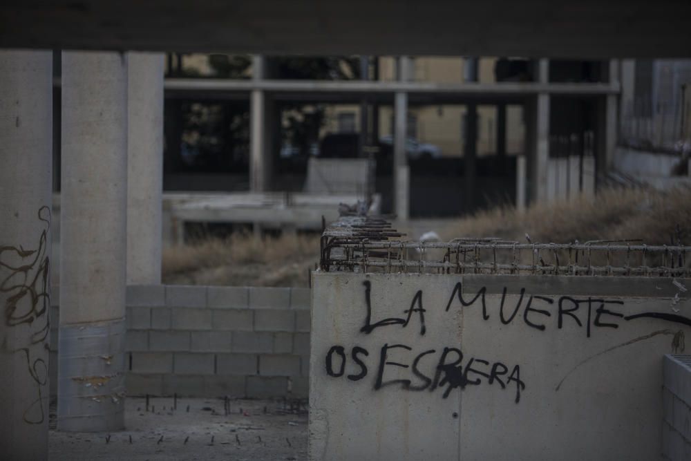 Sin techo viven en la estructura de un edificio