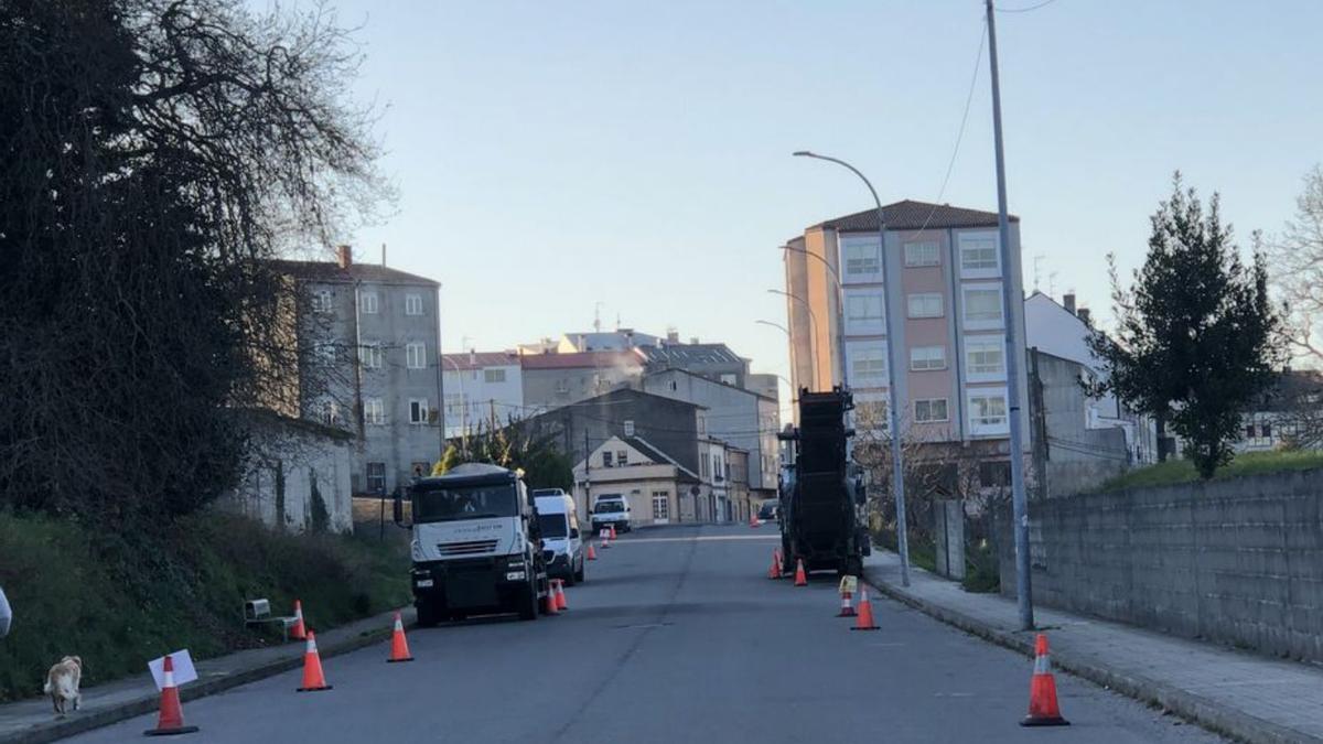 Calle 25 de xullo en A Estrada, previa a las obras de asfaltado.