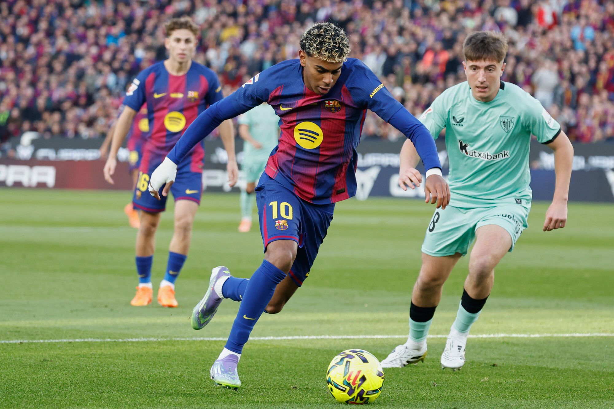 Barcelona's Lamine Yamal in action in front of Athletic Bilbao's Oihan Sancet during a La Liga soccer match between Barcelona and Athletic in Barcelona, Spain, Saturday, Nov. 22, 2025. AP Photo/Joan Monfort)